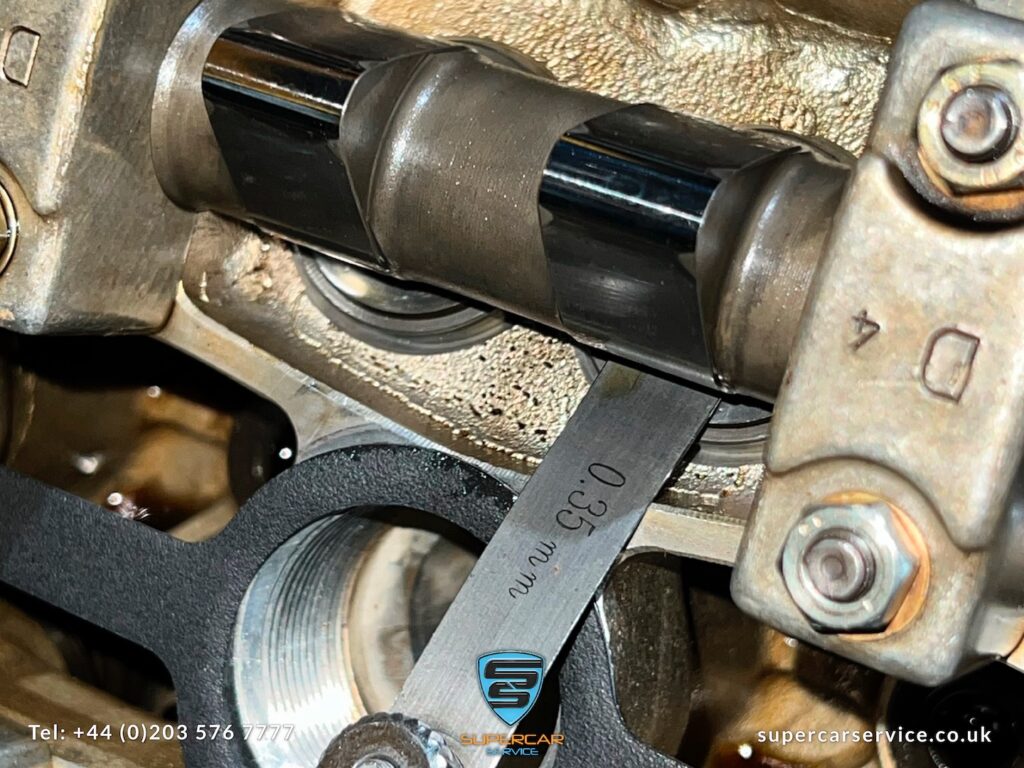 Next step: Precise measuring and adjustment of the valve clearances. All 48 valves have their individual gaps checked and set to specification—a time-consuming procedure, but essential for optimal performance and maximum power output.